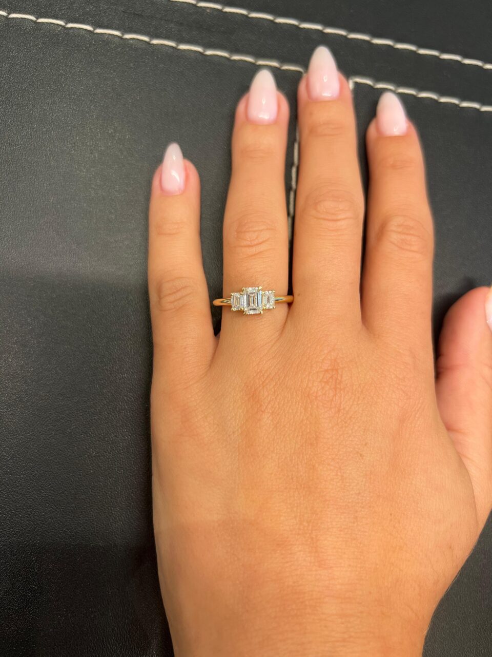 טבעת אירוסין Emerald Cut Trio יהלומי מעבדה